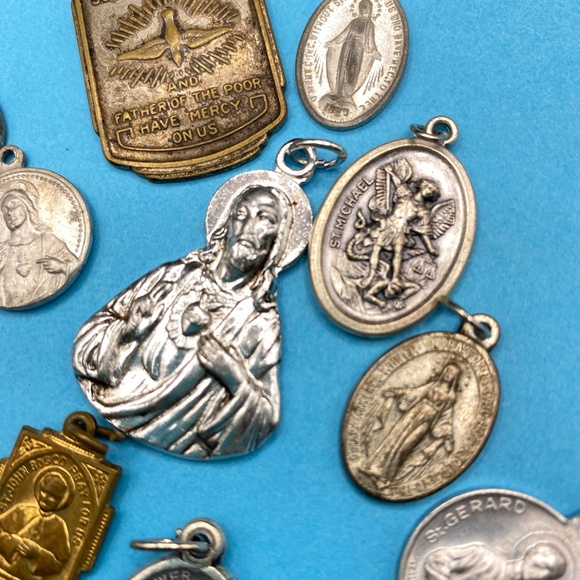 Catholic Religious Metals Saints Miraculous Silver Tone Vintage Lot of 15 - Picture 11 of 13